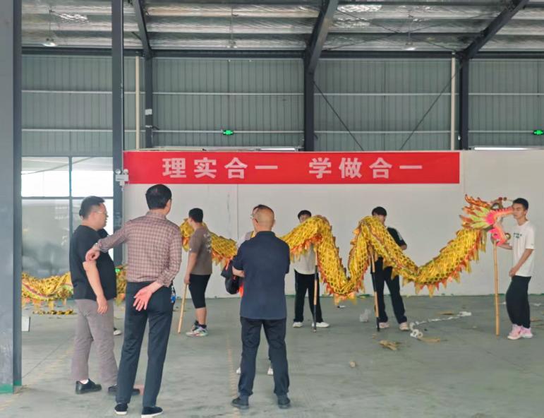 铁狮踏响传承鼓，玉龙盘筑育人台