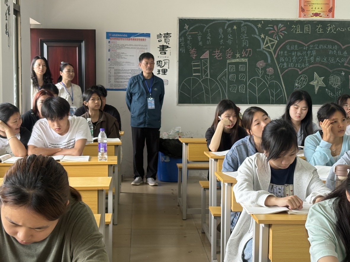 质管办联合健康管理学院开展教学巡查