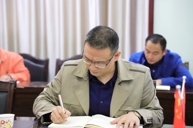 院党委理论学习中心组开展“担使命、履职责，矢志为师生服务”专题学习研讨