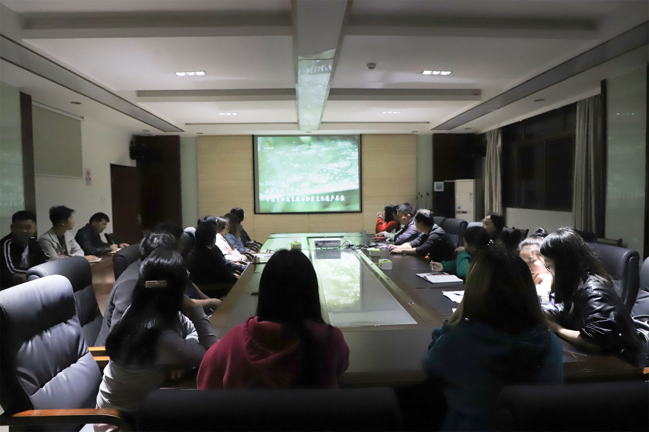 我校组织全校师生观看教育扶贫纪录片《百年大计》
