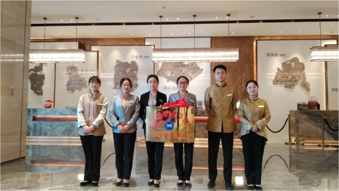 D:\个人档案\潇湘职院\2020年招生简章\网站招生宣传图片\专业介绍\旅游与酒店管理类\学生在校企合作实践教学基地（大汉集团金桥华美达大酒店）实习.png