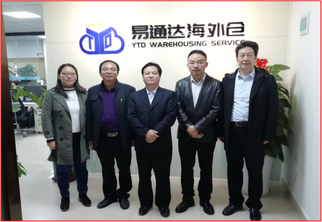 D:\个人档案\潇湘职院\2020年招生简章\网站招生宣传图片\专业介绍\商贸流通类\学院领导看望商学院毕业生、易通达海外仓董事长彭钢雄先生（右二）和总经理赵海根女士（左一）.png